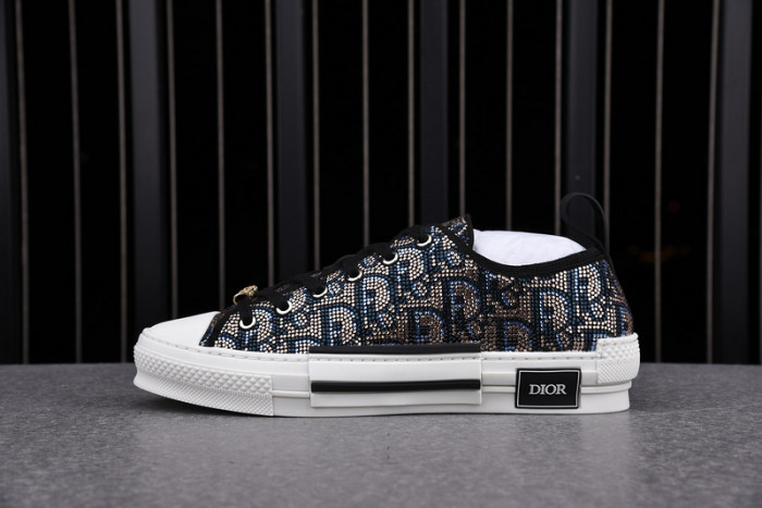 DR B23 OBLIQUE LOW TOP SNEAKER